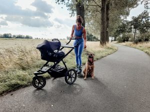 skeeleren achter de kinderwagen